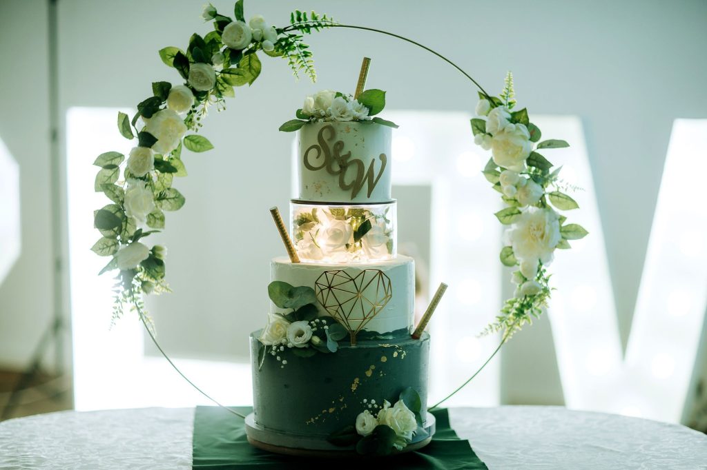 Tort na zamówienie z motywem kwiatowym na wesele.